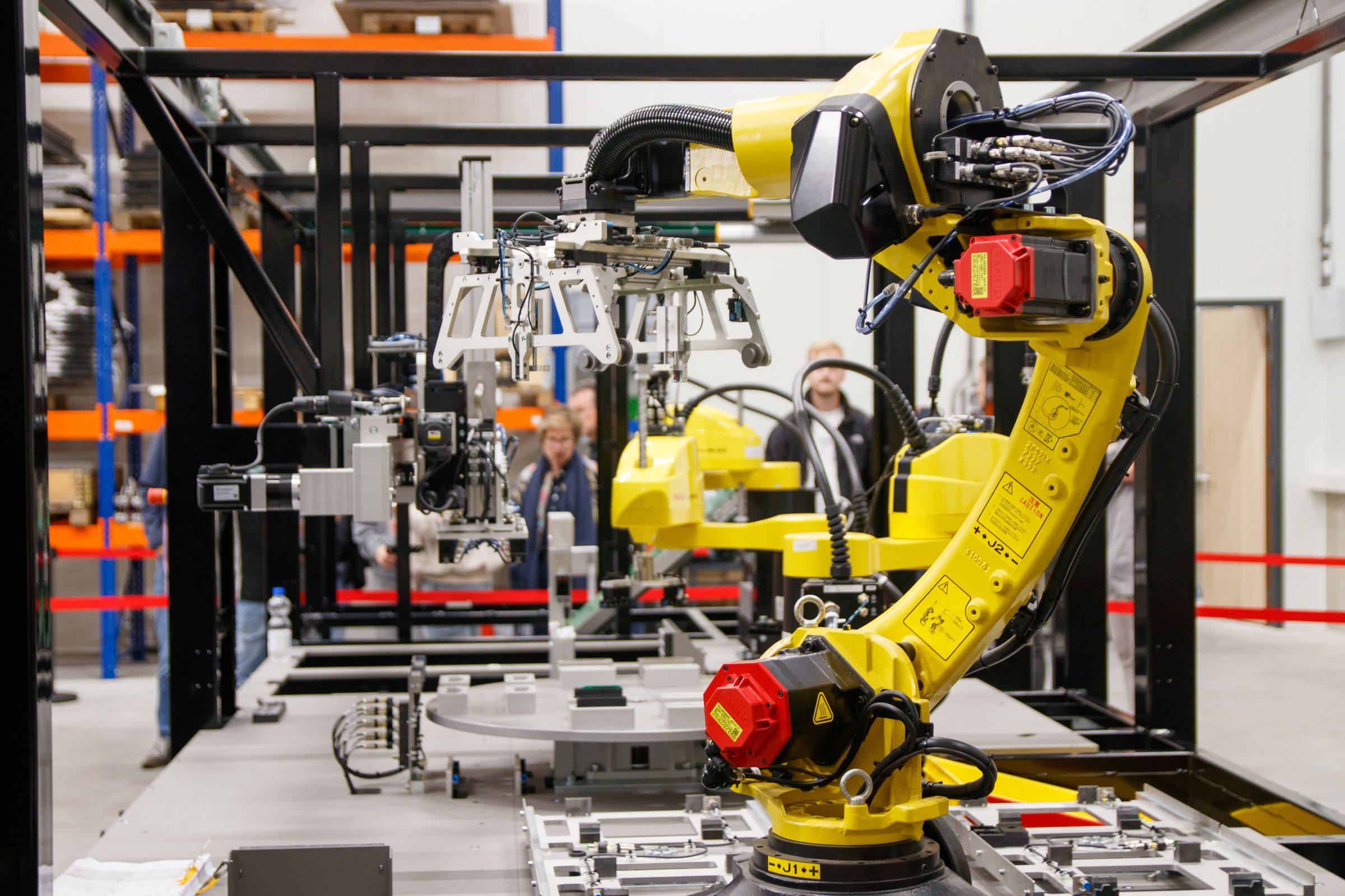 Braccio robotico industriale in una cella di produzione