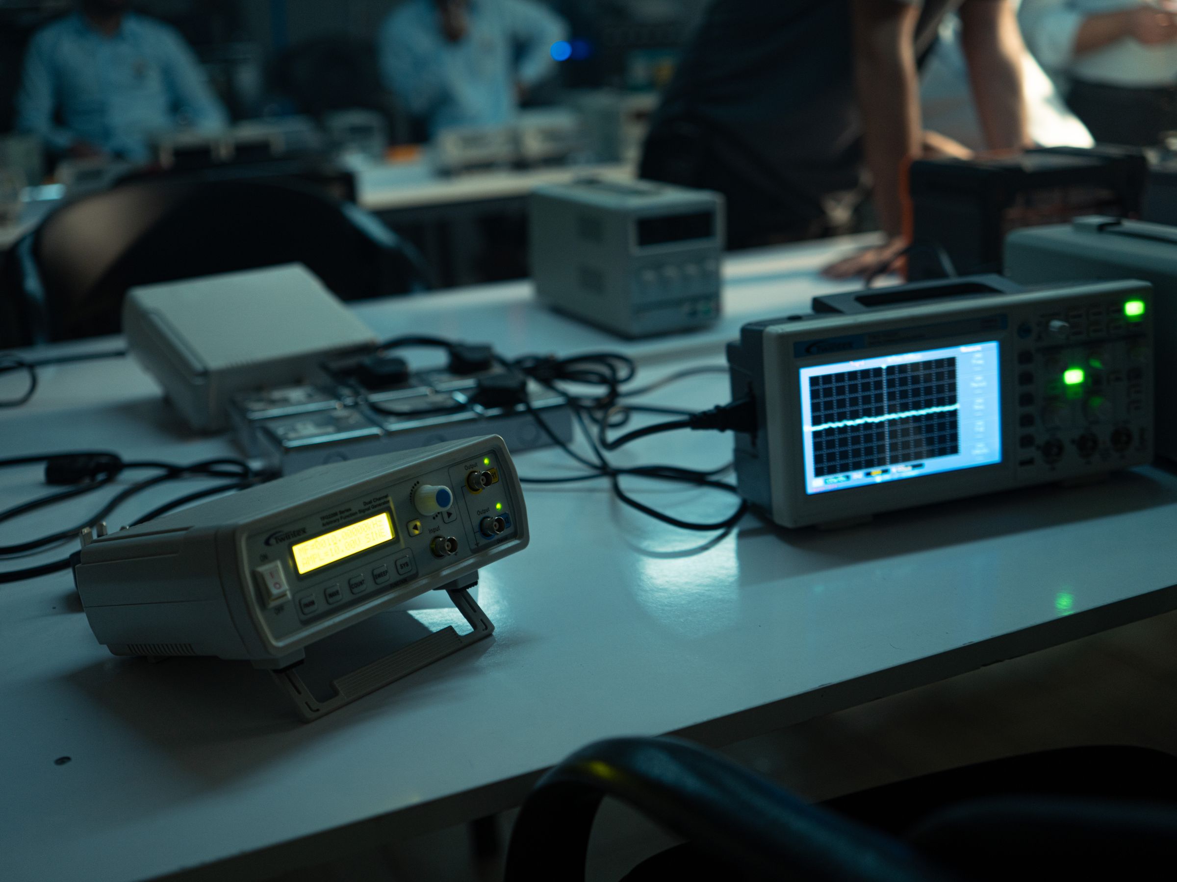 Banco di laboratorio con strumentazione elettronica di misura